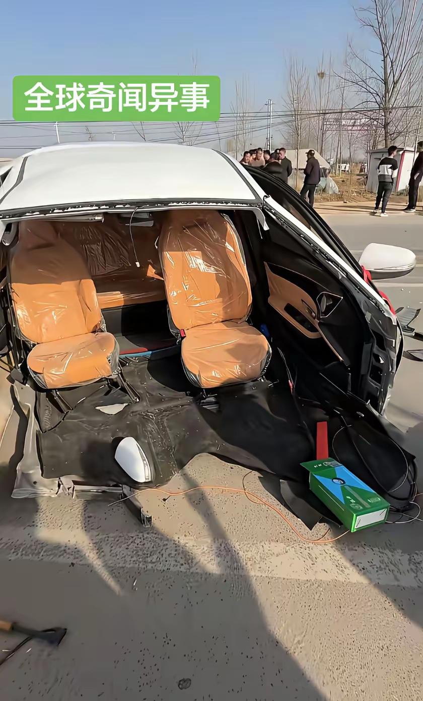 这是老头乐吧，就这么被撞废了，是不是太脆弱了点？开老头乐的人，基本上都是上了年纪