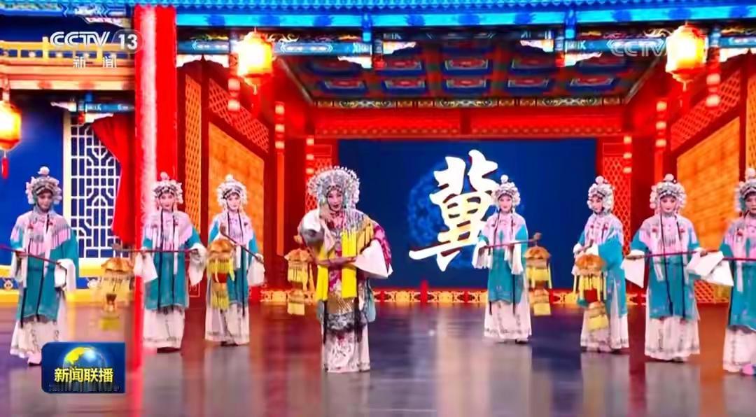 春节临近年味浓 多彩活动迎佳节

春节临近，年味渐浓，街头巷尾张灯结彩，仿佛每一