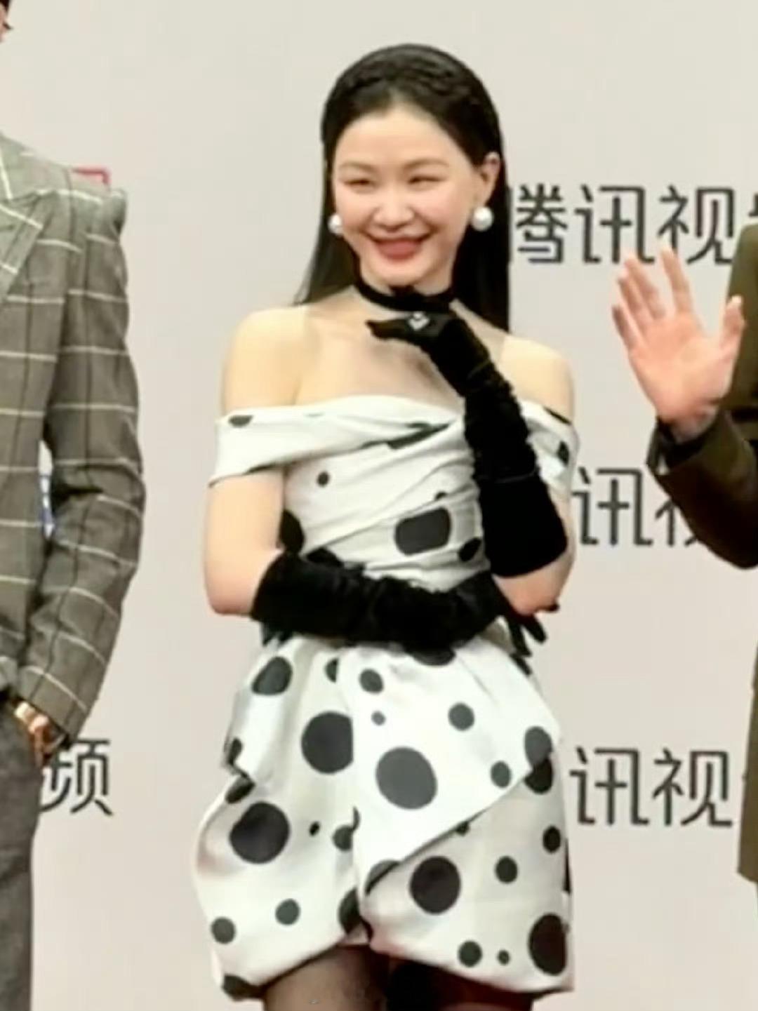 疑似金靖红毯上cos宋亚轩珍珠奶茶还摆了一模一样的造型星光大赏红毯