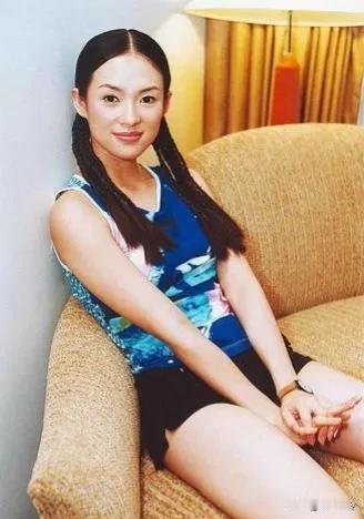 章子怡一组罕见旧照曝光，这时候她应该才刚刚红，因为拍照明显用力过猛，显然是憋着一