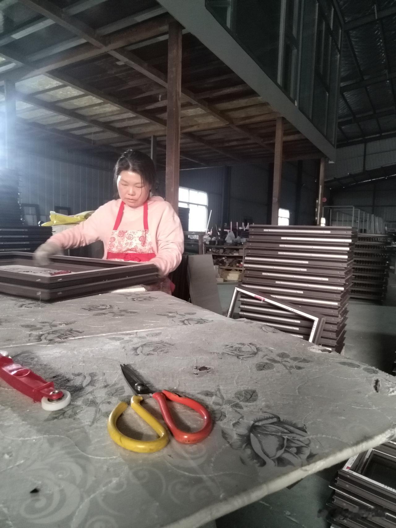 去年消失的762万建筑业从业者，到底去了哪里？🤔
 
翻了翻评论区大家的留言，