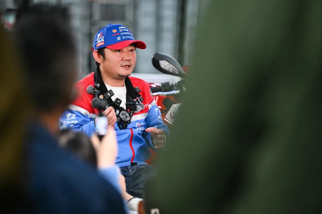 张雪机车，一战封神！雨中追车3小时的少年，近20年后站上WS