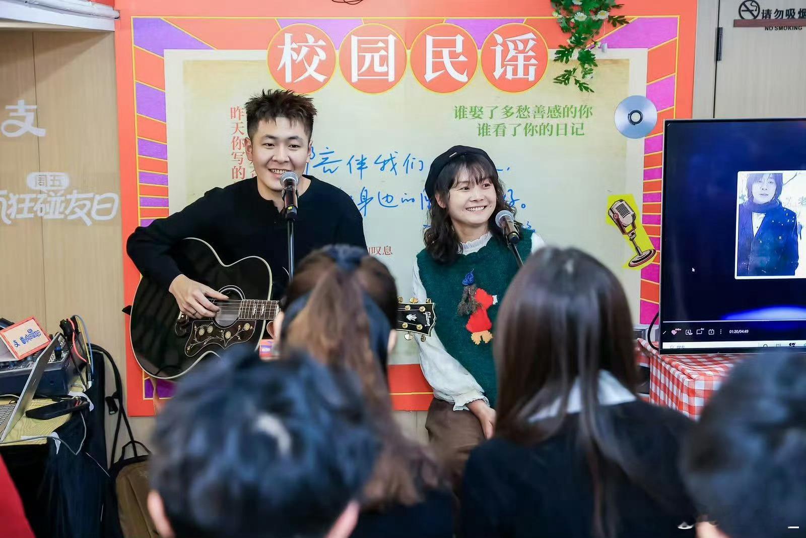 老狼歌迷在山西便利店安可谁的青春DNA动了！太原便利店成老狼歌迷安可场，挤到水泄