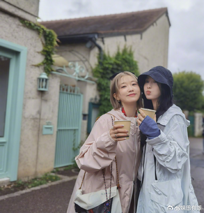 刘诗诗在闺蜜身边自动变萌刘诗诗私下嘟嘴比耶都来的 刘诗诗好友于莎分享和诗诗的合照