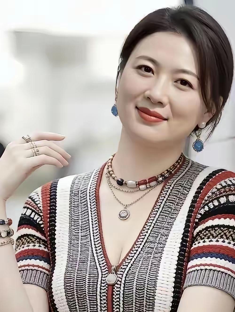 50岁了身材样貌沒走行先天优势还在，嫁人还用愁吗？
更何况女性到了50岁这个年龄