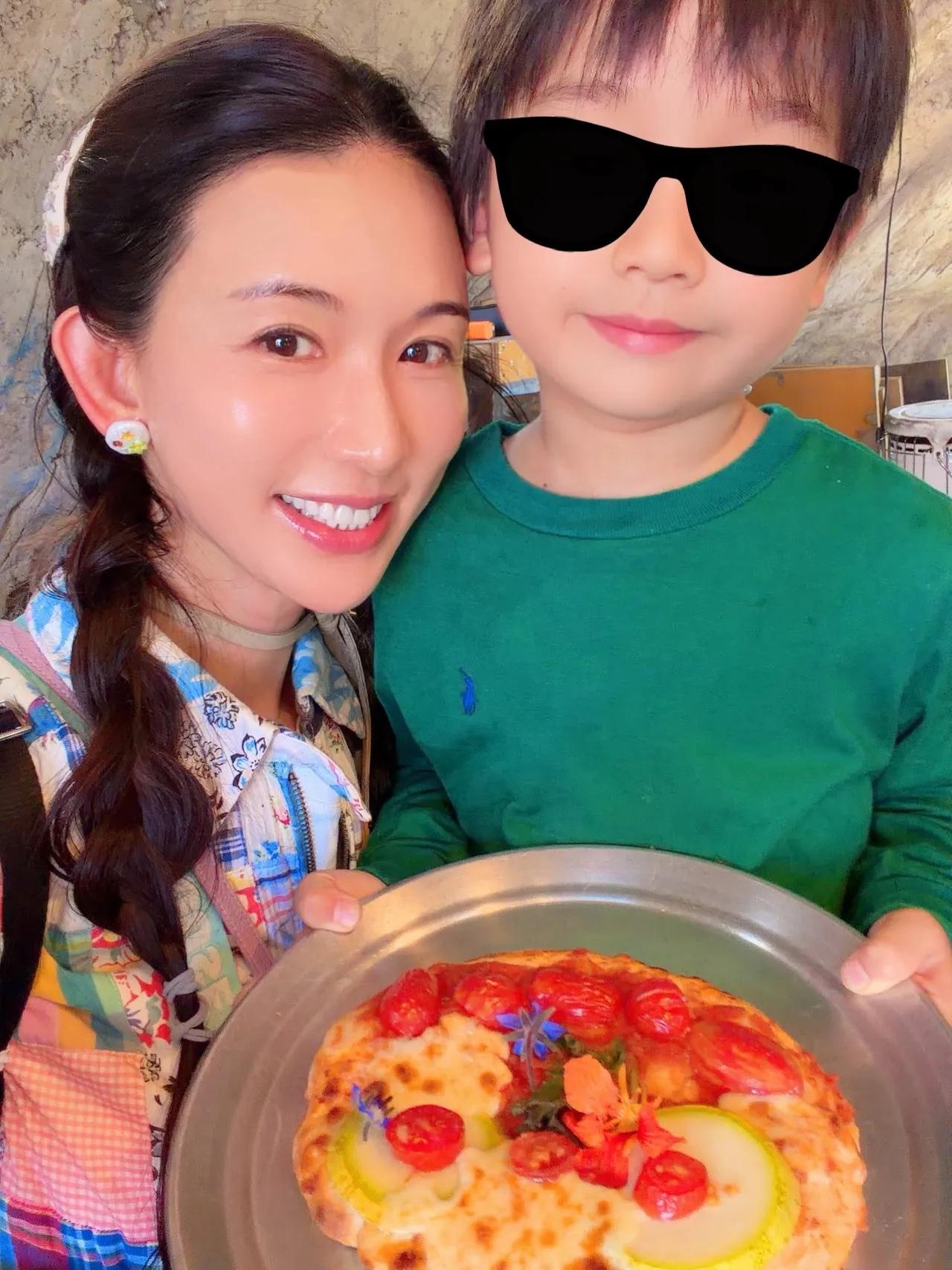 林志玲在IG秀出带着独自带着儿子去农场的照片，她笑说“今天，他亲手做了一个 Pi