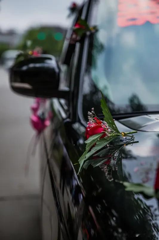 2月11日的高速公路上，一辆贴满喜字的婚车孤独前行，横幅上你怎么知道我把李婷娶到