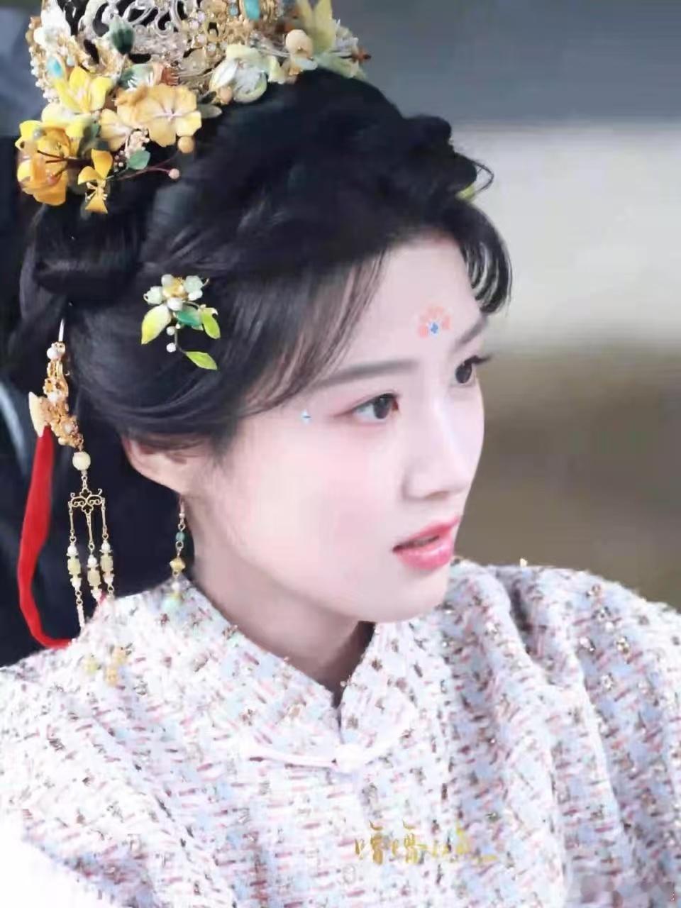 卢昱晓新妆造新花冠卢昱晓提醒粉丝快回家卢昱晓新妆造新花冠，不错不错， 