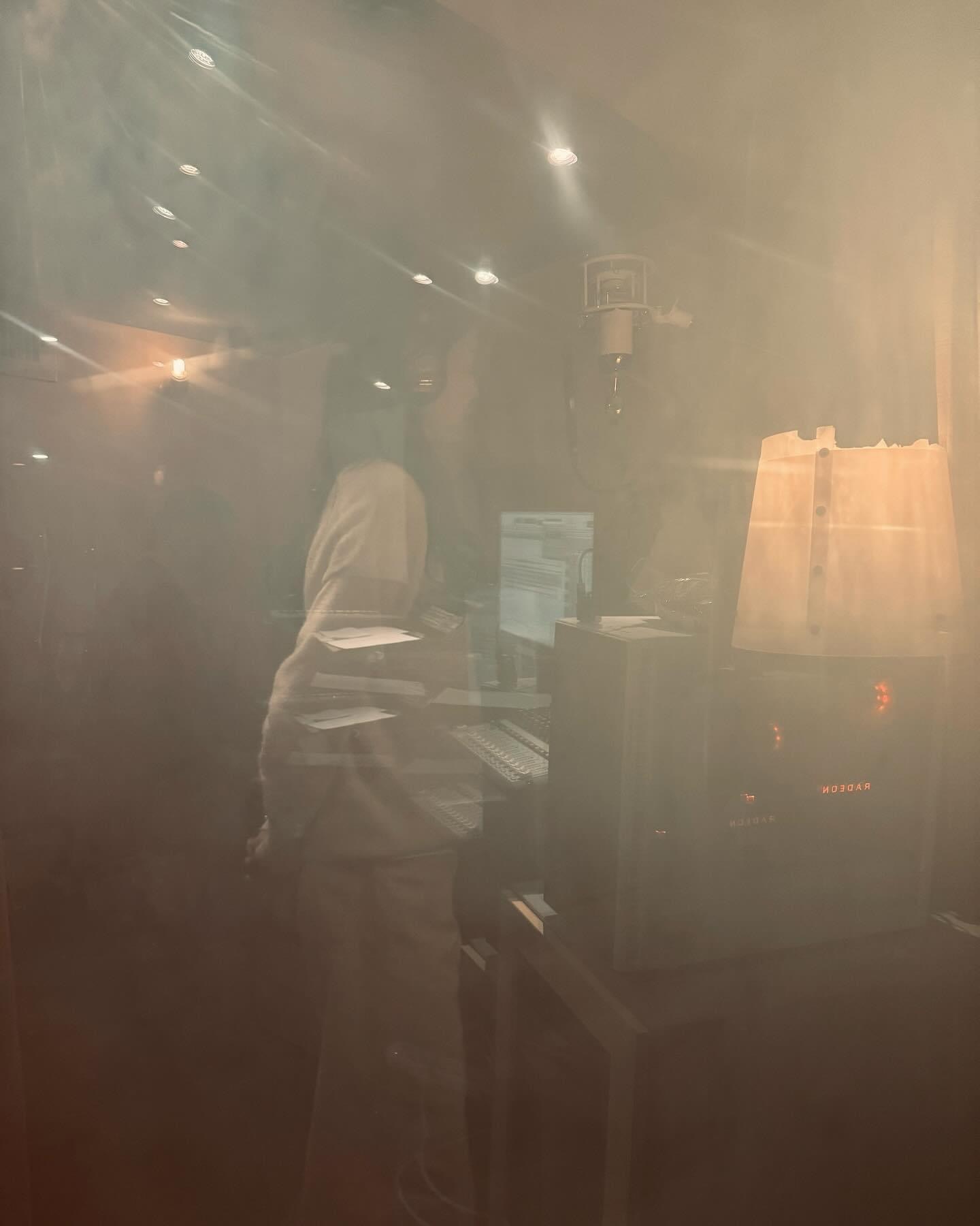 『進了時隔已久的錄音室，戴上耳機的瞬間，我，活過來了！好神奇！好感恩！好舒服！好