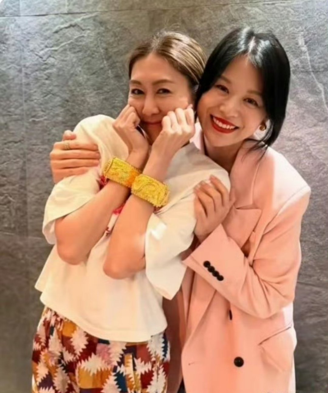 胡杏儿送胡定欣一对纯金龙凤镯两位姐姐感情真好！友谊长存哦～ ​​​