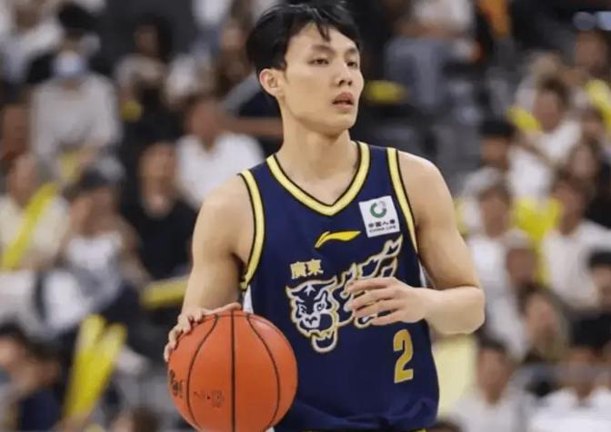 我跟你讲，半场10个篮板，这数字我看球二十年都没见过这么离谱的！山东半场20个板