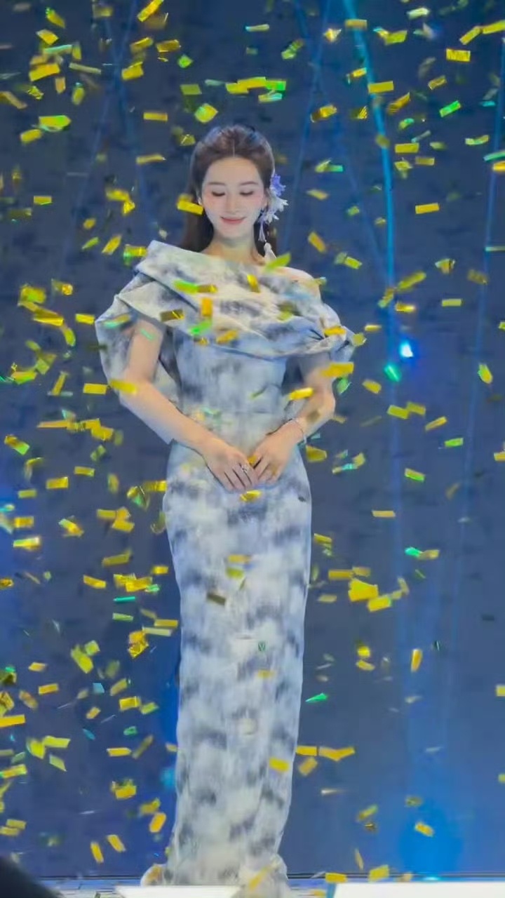 金色彩带雨中的刘诗诗克丽缇娜给刘诗诗的排面，超美 