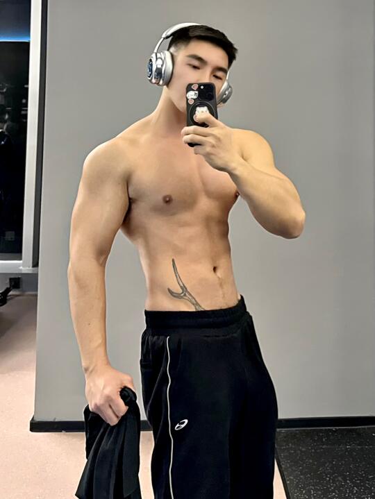 爱音乐🎵爱健身💪爱老婆😘