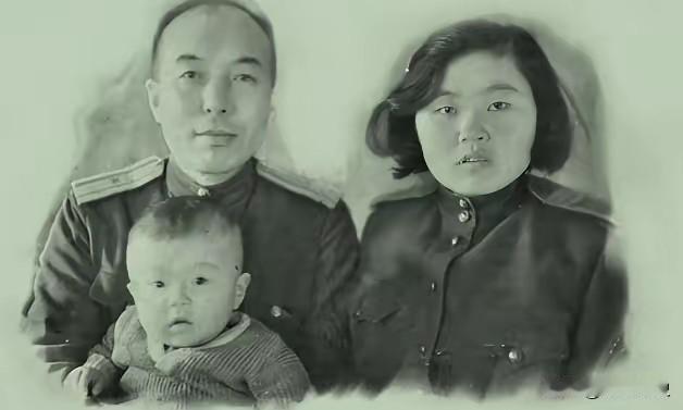 1941年，李兆麟狠心把半岁的儿子扔在深山，妻子嚎啕大哭，他拔出手枪对着妻子，怒