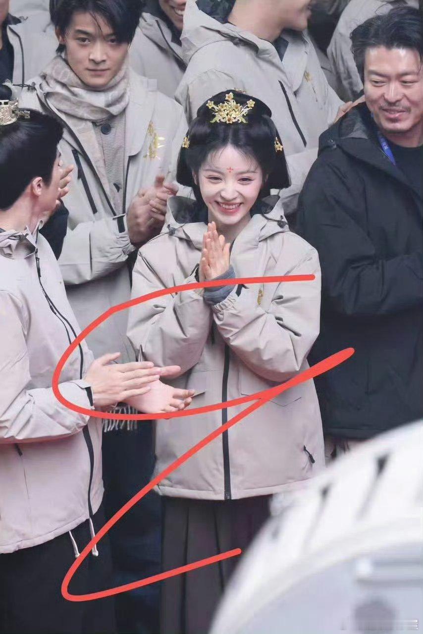 田曦薇、闫桉《嫁金钗》开机首个造型还挺好看的，这剧组把两个浓颜拉进组了嫁金钗开拍