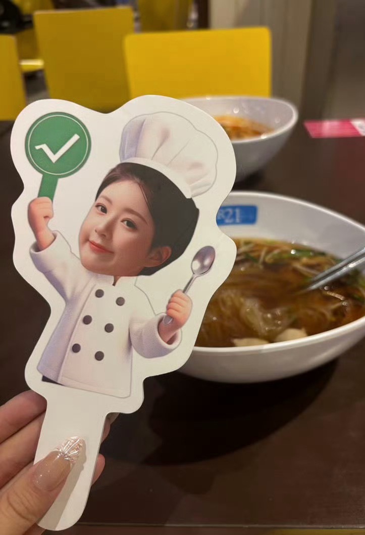 刷到一组萌萌的赵露思对错牌… 