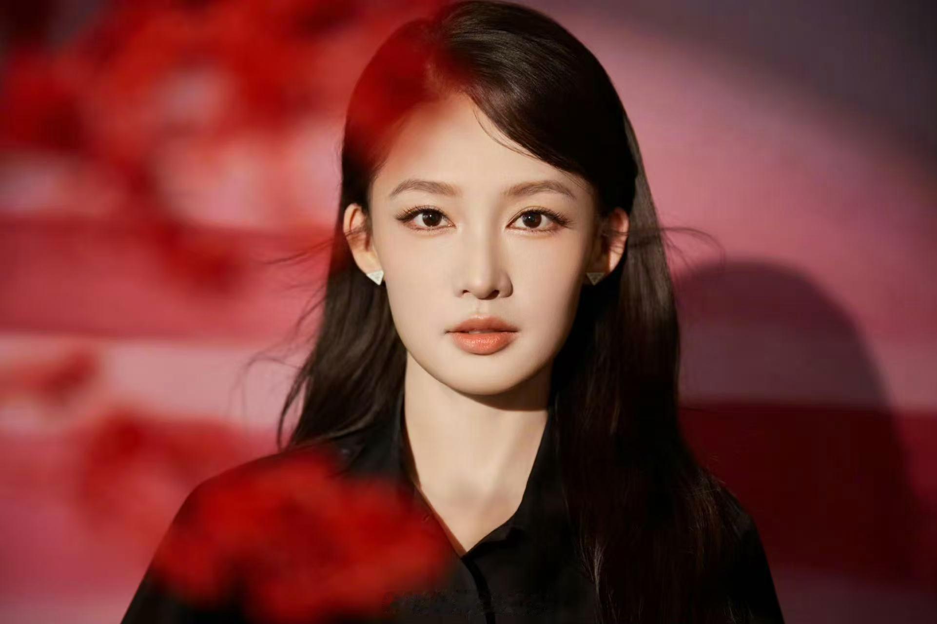 李沁一身干净利落造型亮相Prada活动李沁这个prada的造型可以的，妆造也很好