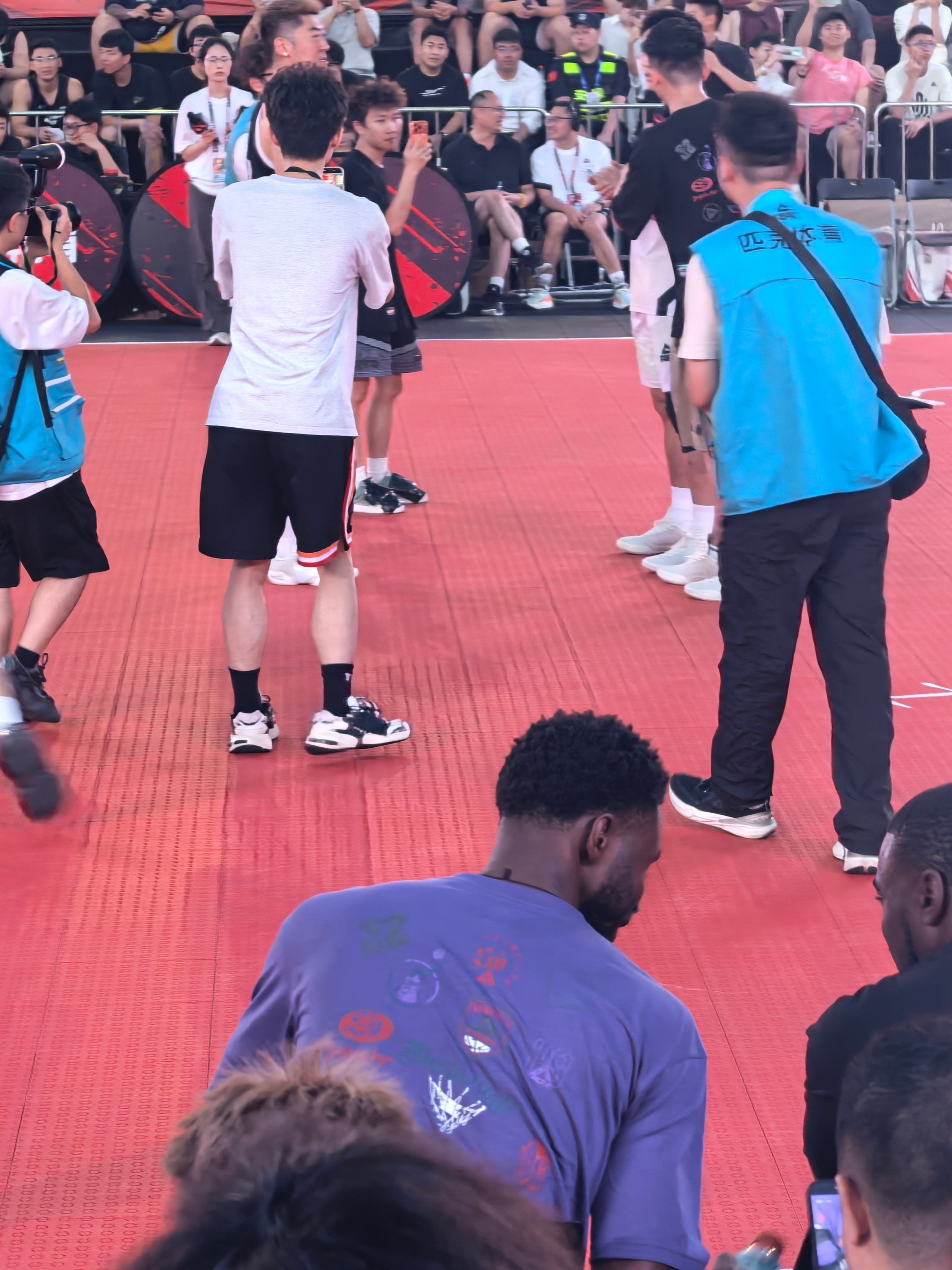 今儿这活动办的怎么说呢，两边网红4v4打小场百分愣是打了一个多小时，前七八分钟两
