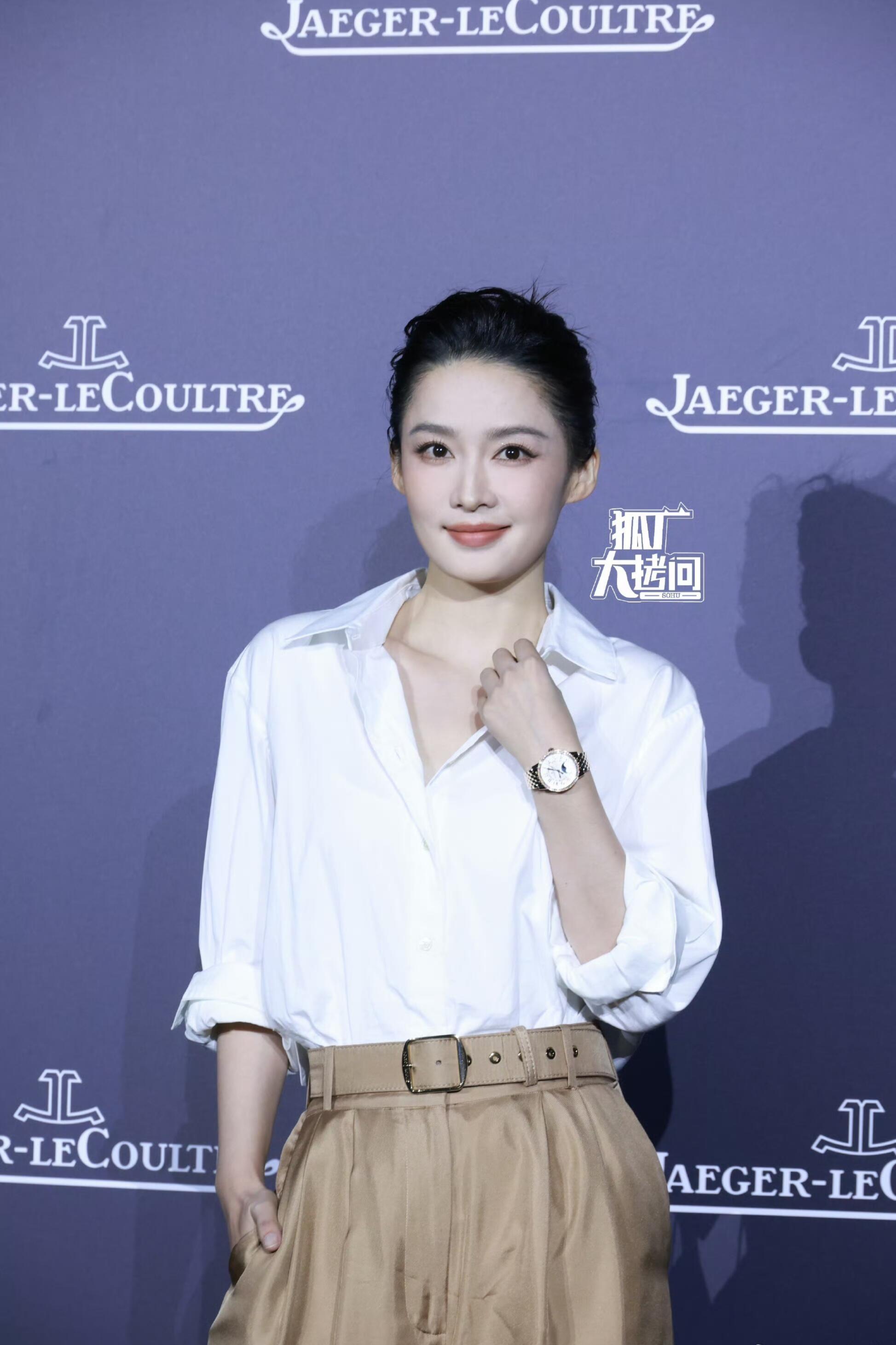 李沁[超话] 李沁太有梗了[允悲]J人说成勾人，算是淡人里可爱搞笑说话有趣的女明