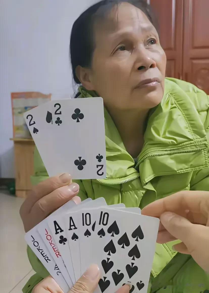 这牌该怎么打——赢了，她跟你走；输了，你跟她走……