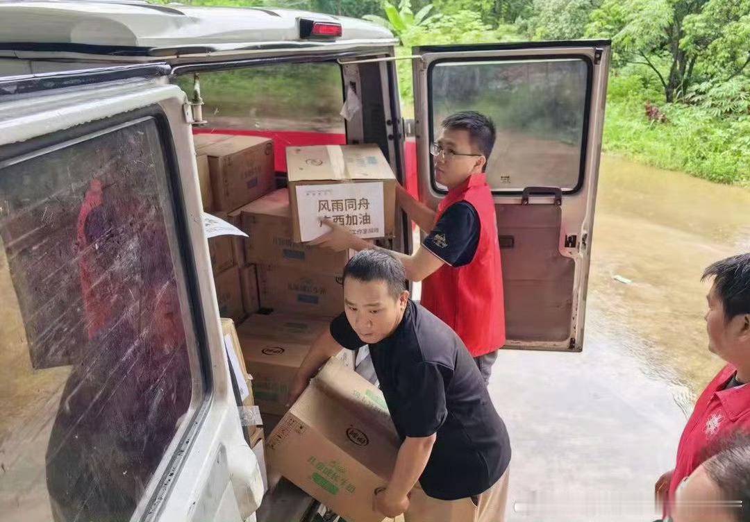 周深捐赠物资抵达灾区一线广西抗洪 联合捐赠的58000份食品和牛奶已分别抵达广西