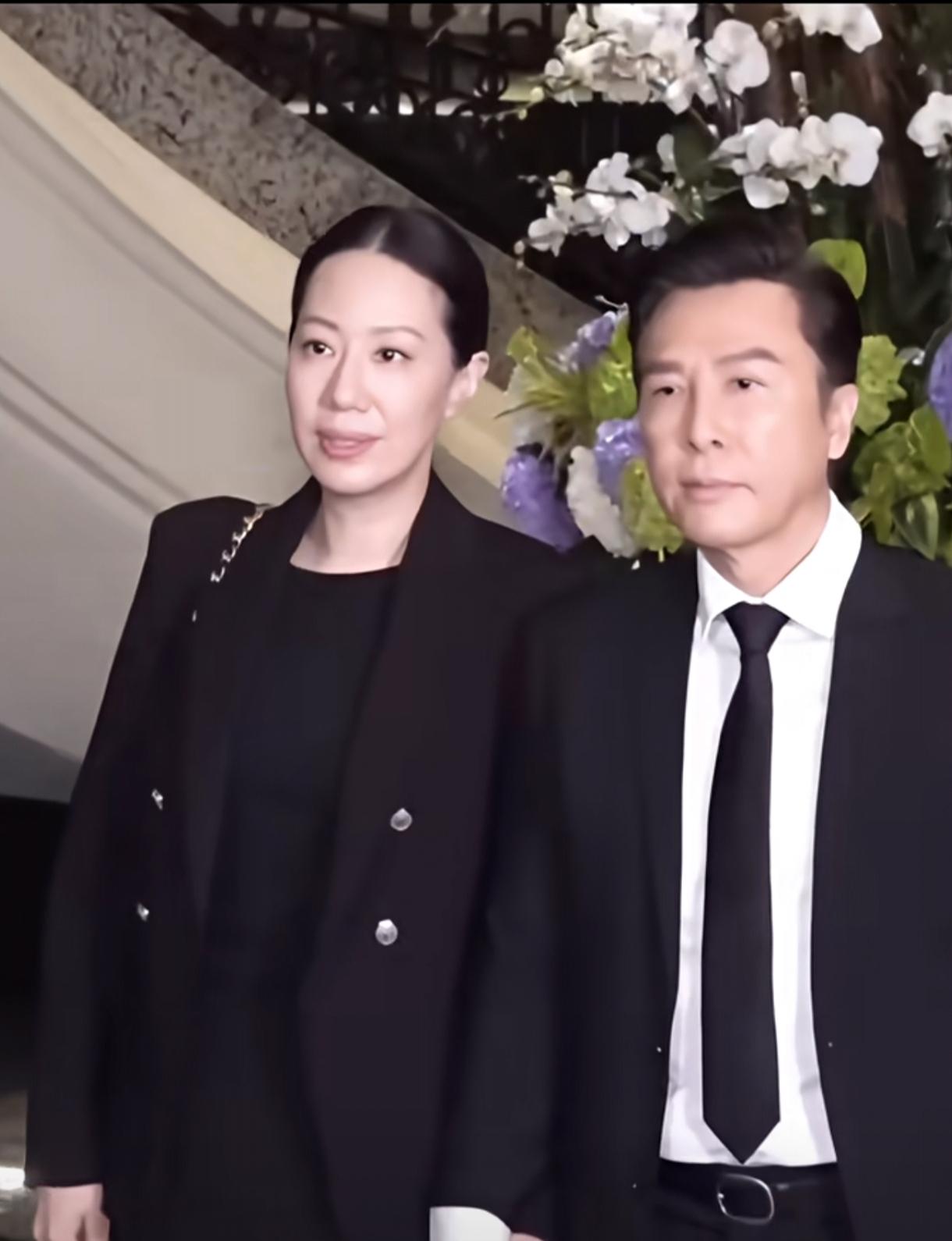 面对离别，我们该如何看待岁月的退场？
 
施南生追思会上，甄子丹夫妇一身肃穆黑衣