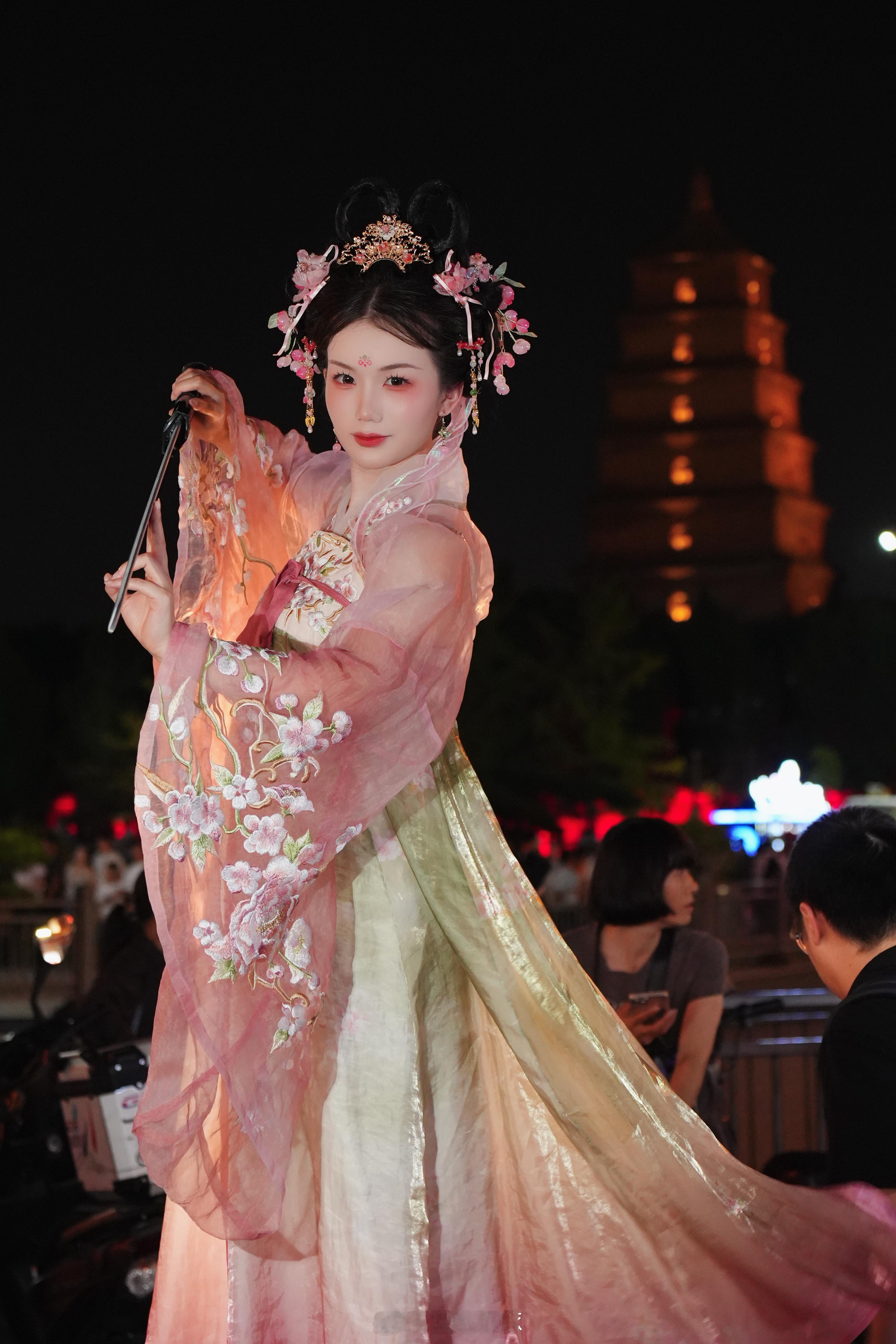 西安大唐不夜城拍摄体验先自己修了几张嘿嘿嘿背景不会p，等着店里给我修