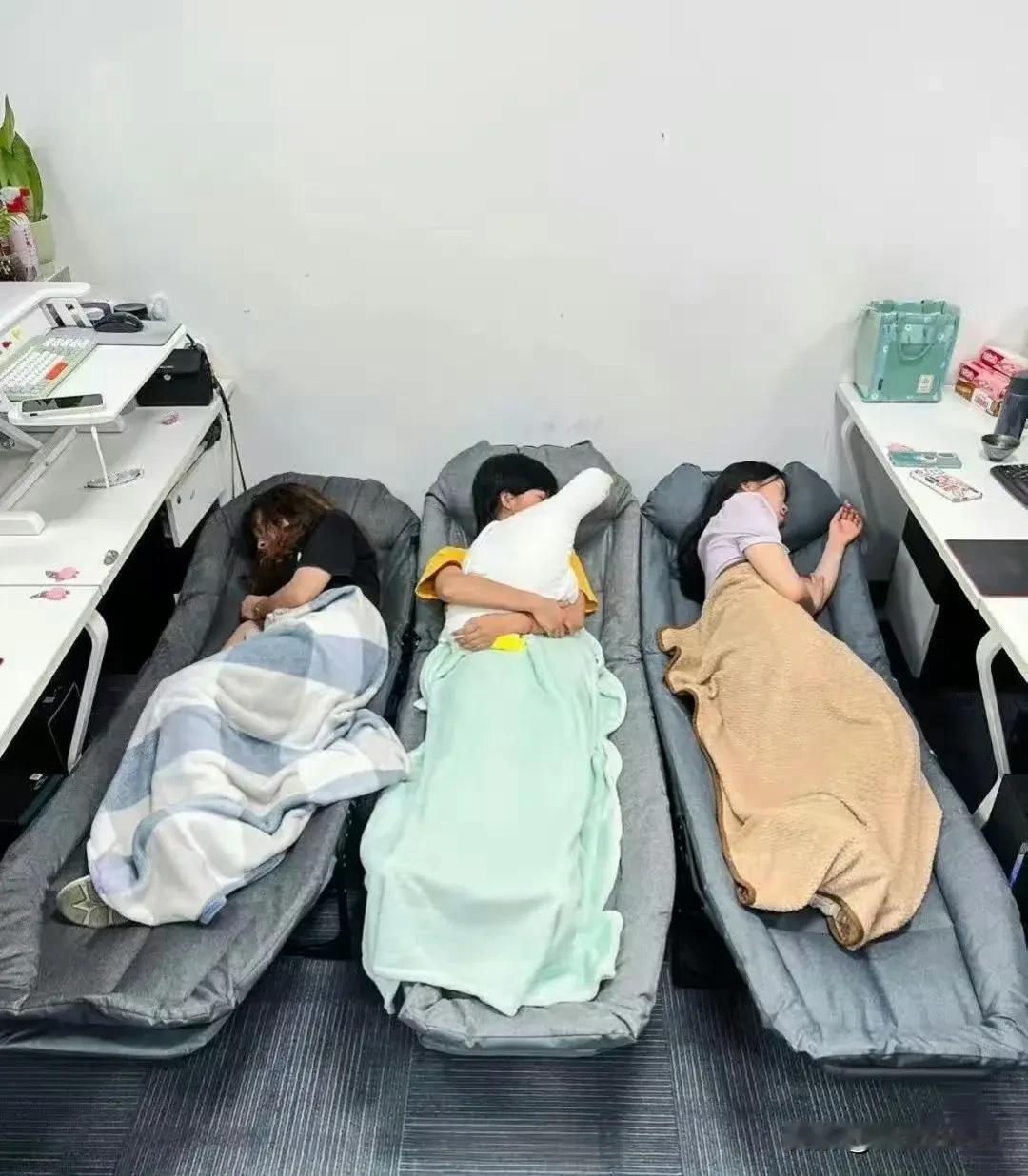 深圳某公司，这样午休不尴尬吗？[灵光一闪]