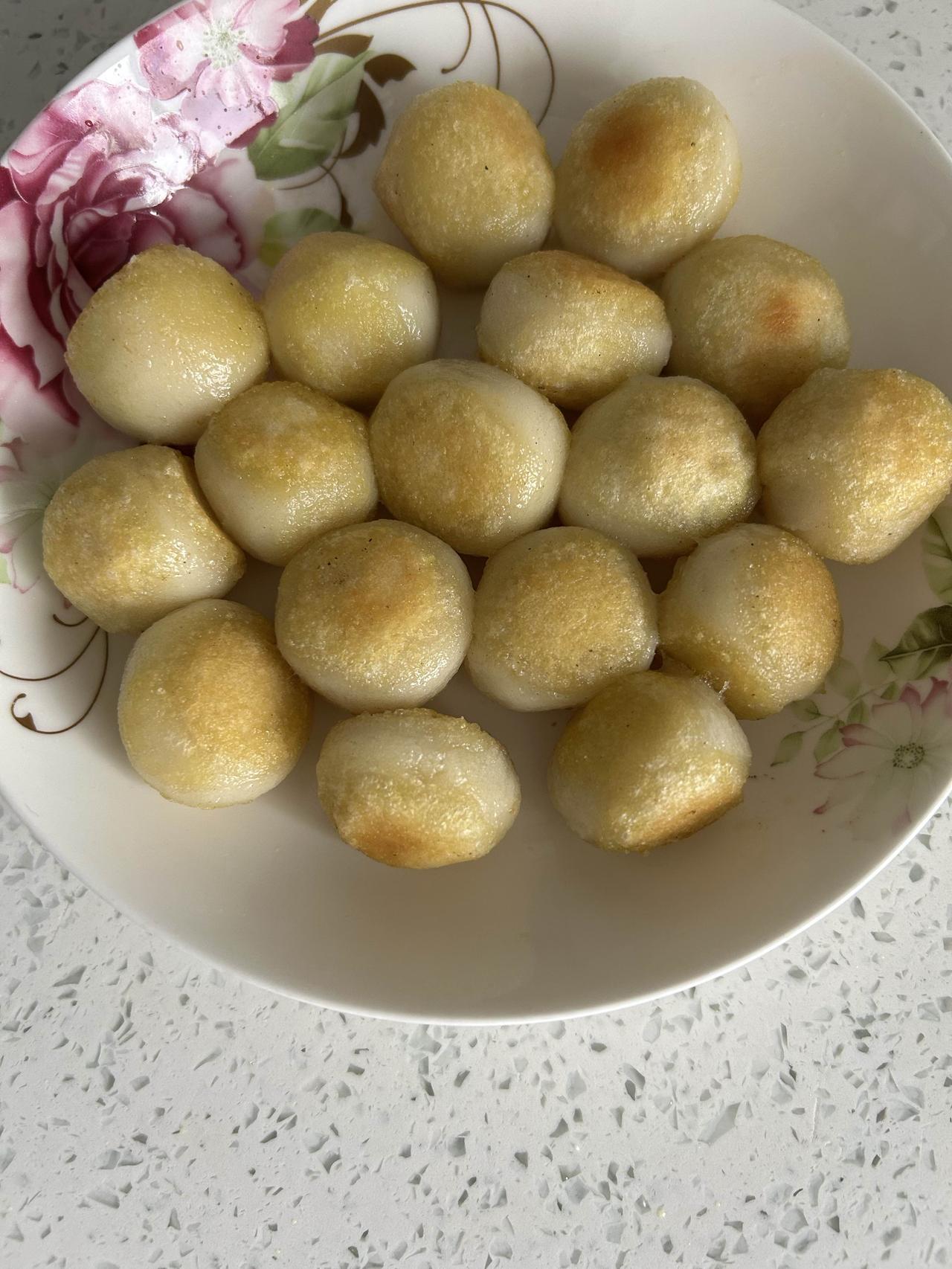 今天的早餐，我用平底锅煎了汤圆。
每天在家里做早餐，不知道吃什么了。
包子、馒头