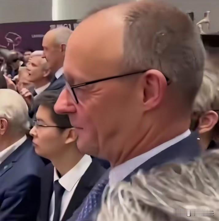 【默茨访华 】发展得真迅速，德国总理默茨陷入了深深的思索。
德国是全球顶尖的制造