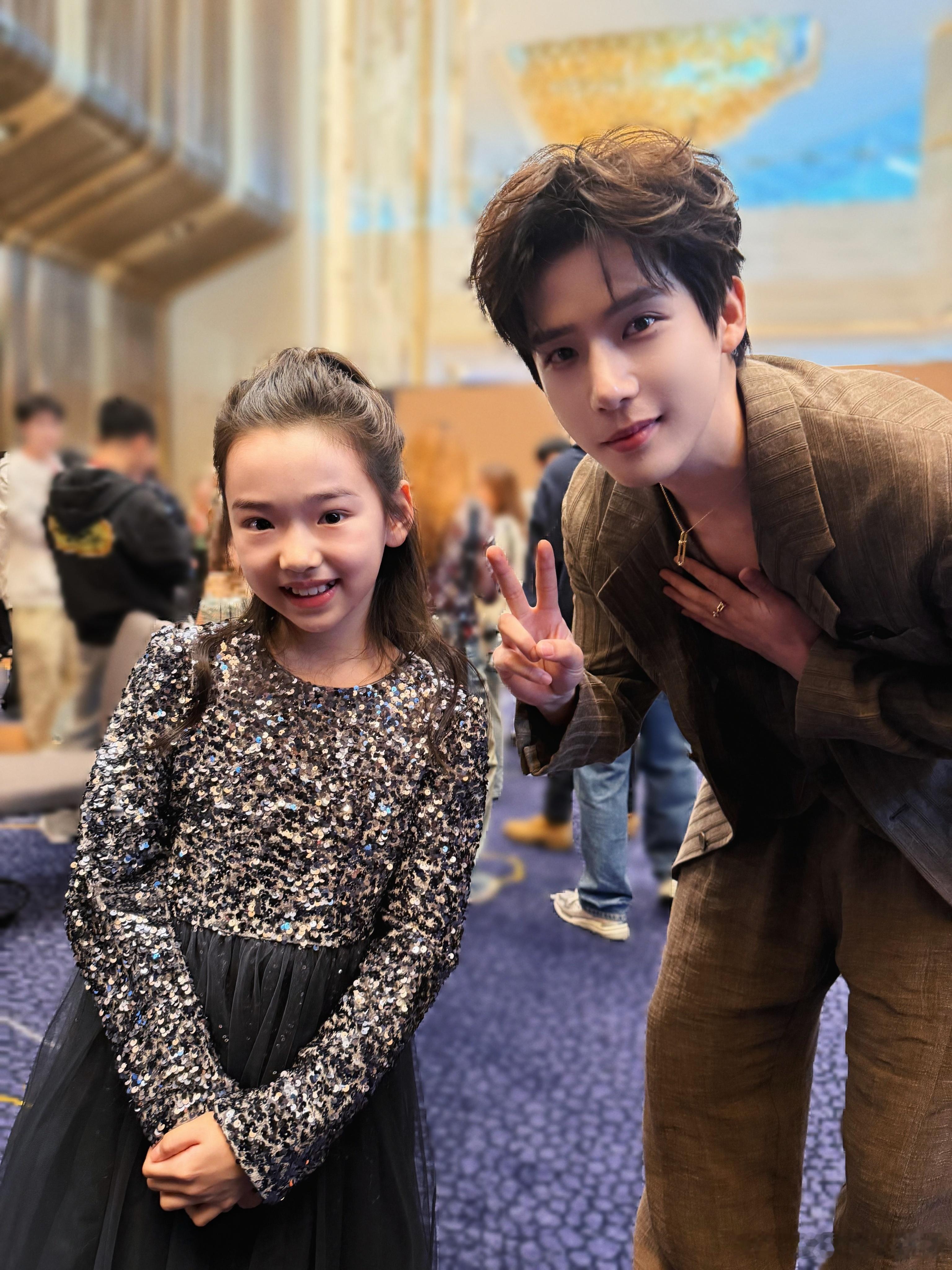 王安宇跟小酒窝合照时捂胸王安宇跟小酒窝合照时捂住深V 小酒窝晒出多张尖叫之夜合照