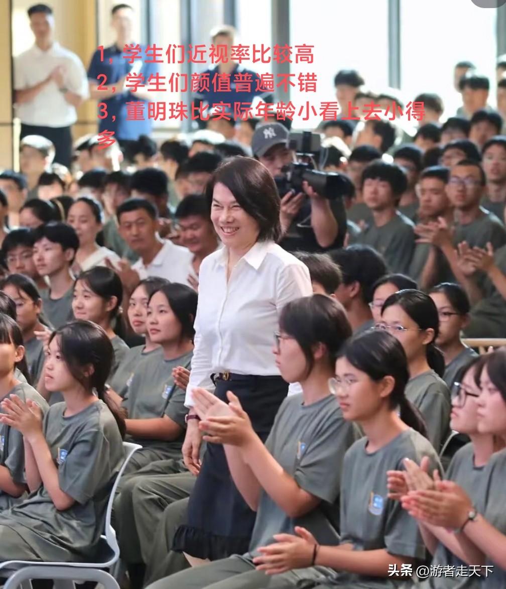 董明珠在格力技工学校新生活动中，我发现这张图片有三个细节跟大家分享一下。
1，学