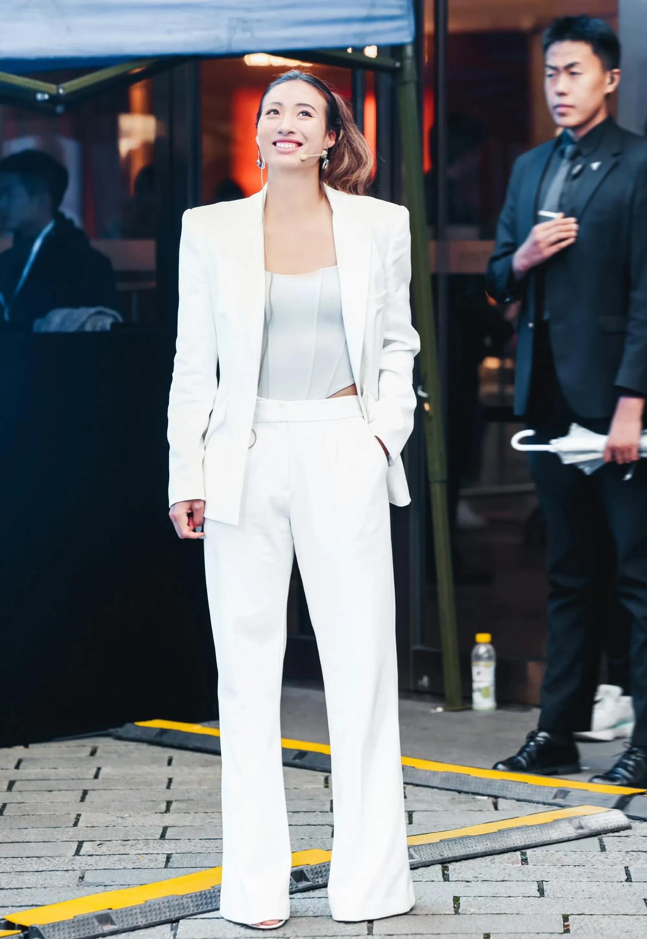 身穿一套白色休闲西服的郑钦文。真是又美又飒！时尚感拉满！不得不说，打比赛时的郑钦