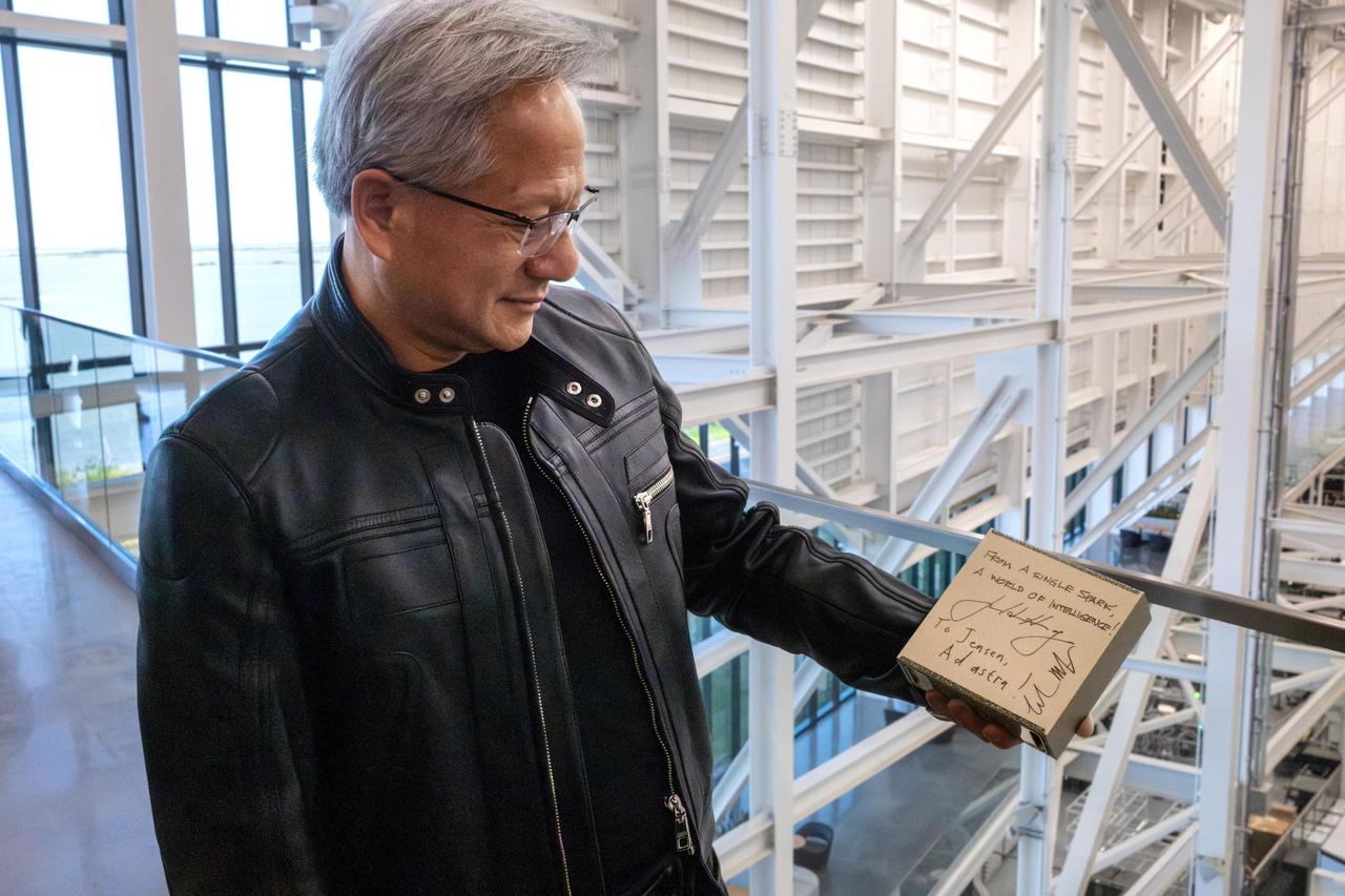 DGX Spark 发布的精彩瞬间。
 
✨ “一簇火花（Spark），点亮智能