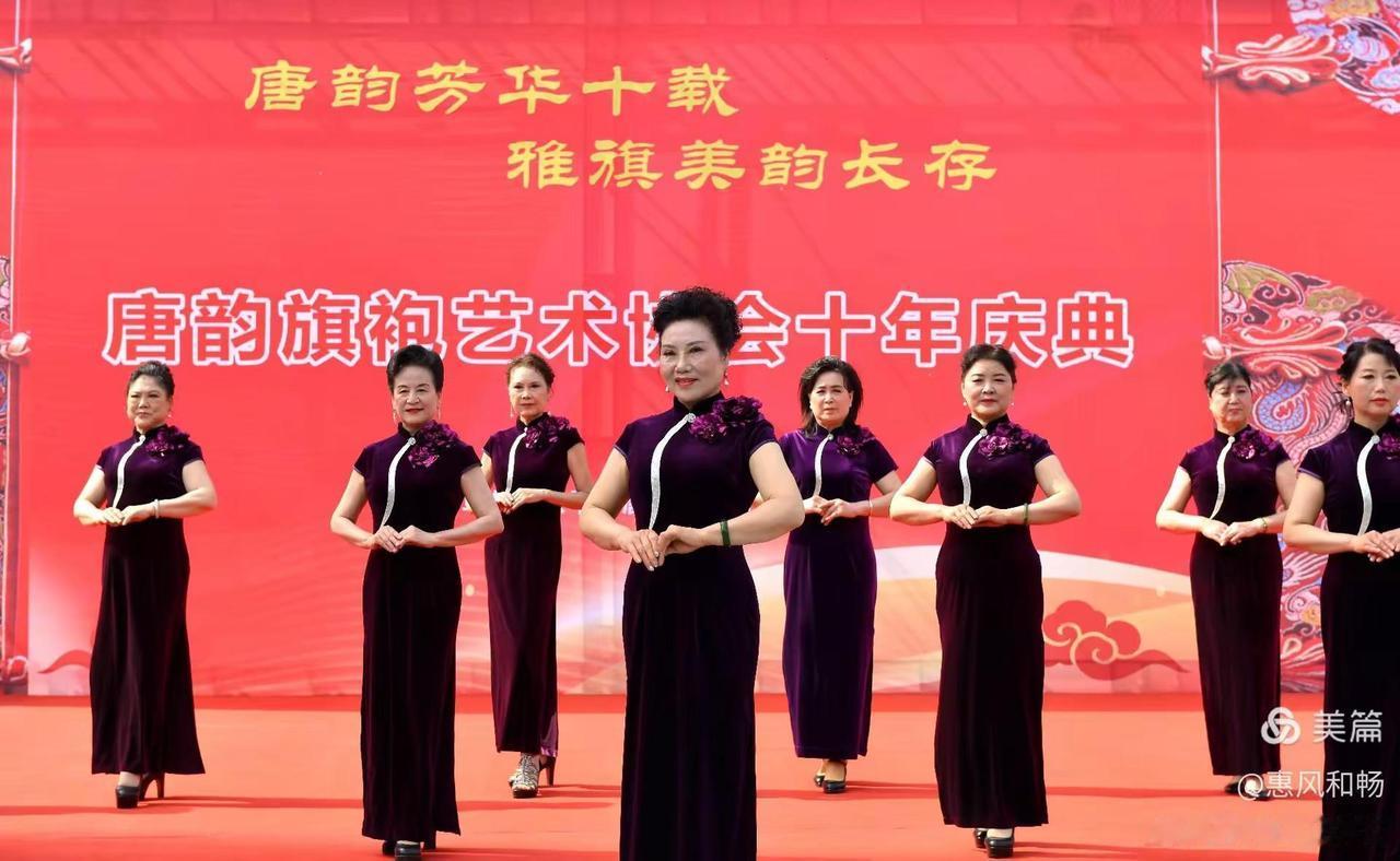 帅气，优雅的姐妹们展演在十年的庆典上