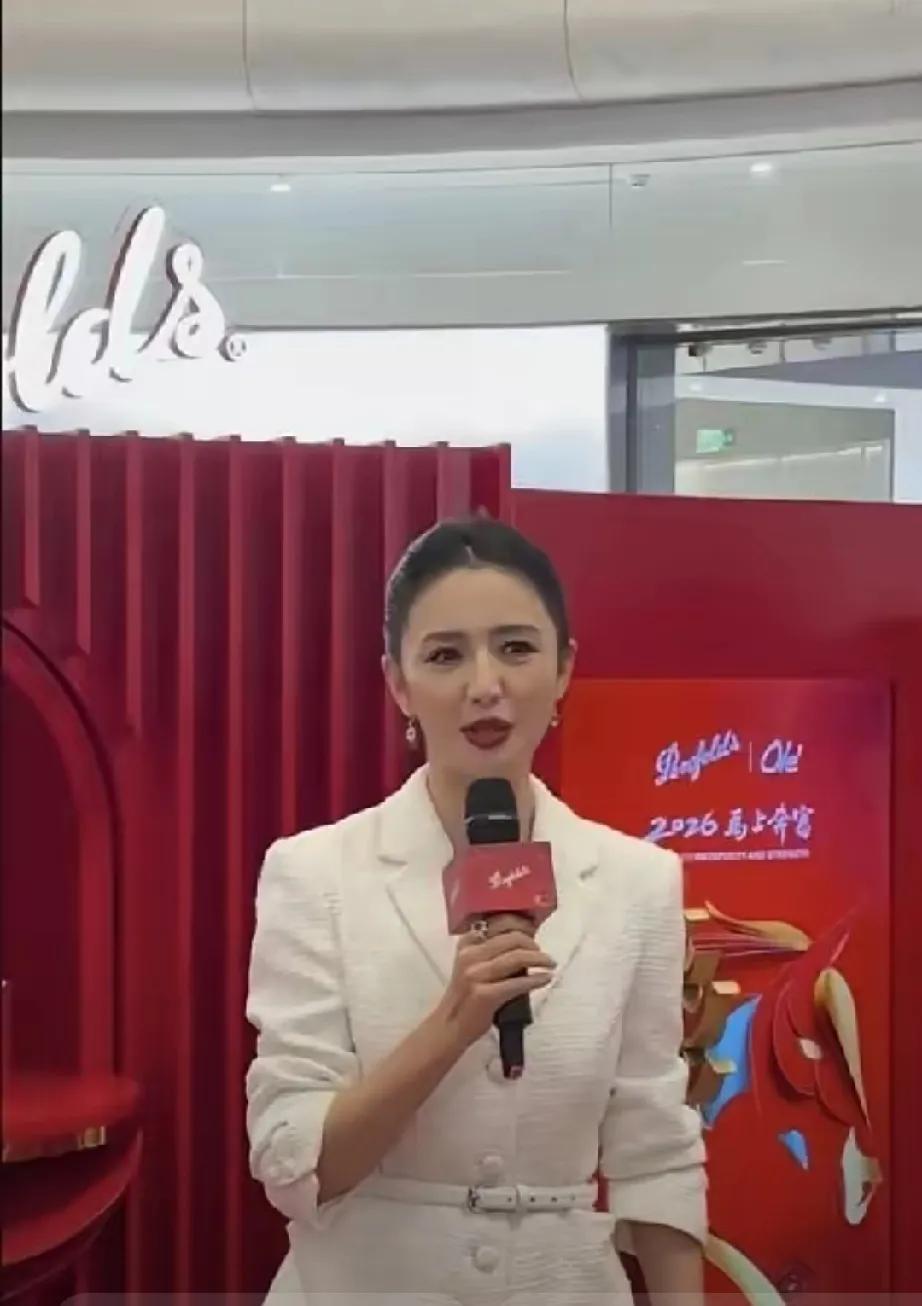 别再被提词器“绑架”啦，它堪称这时代最大的职场谎言！佟丽娅在万象城三秒即兴作答，