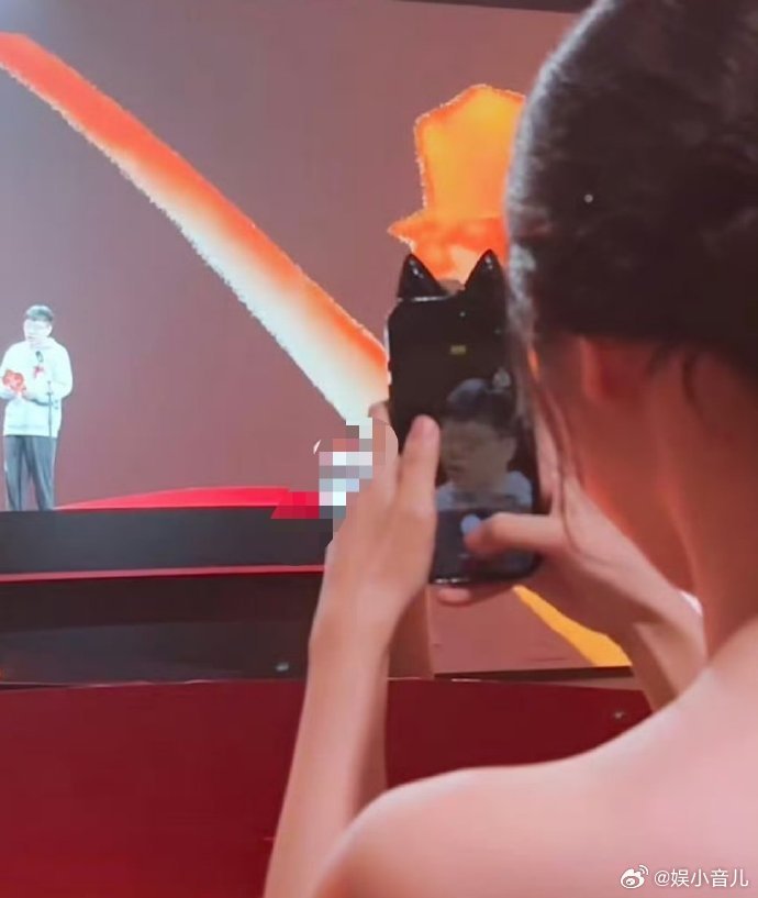 虞书欣给王一栩拍大头贴这互动也太可爱了吧！盲猜虞书欣拍出来的大头贴，绝对是表情包