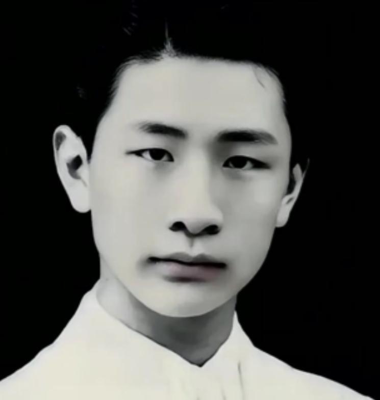 1940年，熟睡中的冯运修，突然感觉不对劲，好像是日军包围他家了。他从枕头下摸出