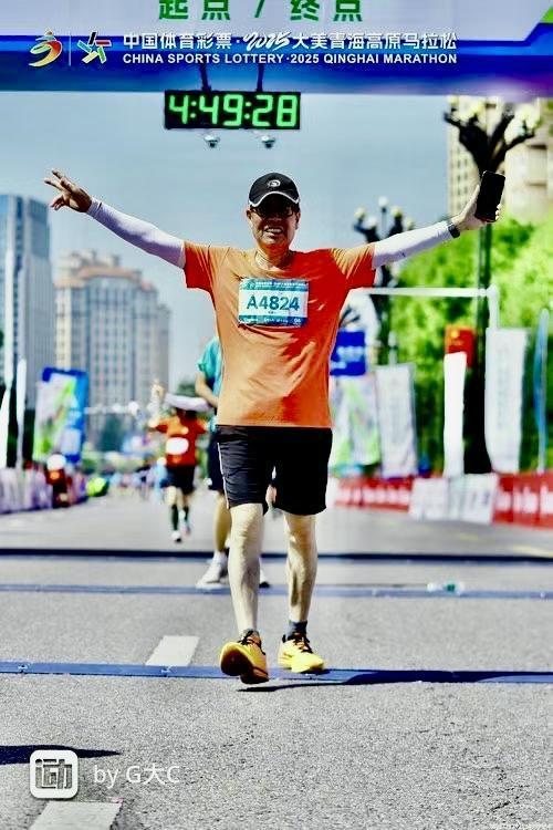 海拔2300米的青海马拉松不好跑，有朋友约我一起去，我说去年跑过了，今年我就不参