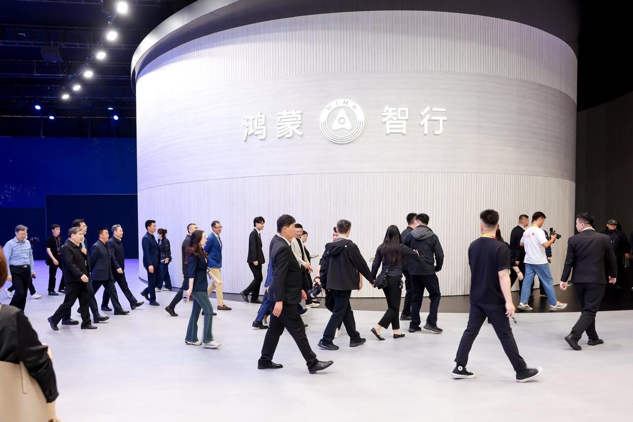 从百万豪车到猎装车，鸿蒙智行把每个市场都做透了
2026北京车展，《鸿蒙智行会客