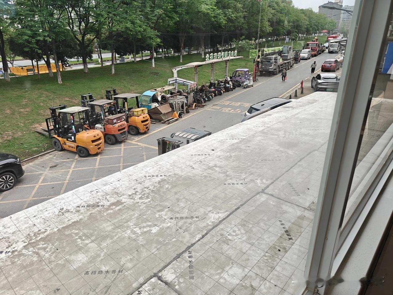 餐饮店装修，特别是有两层楼，需要做门头广告展示的，屋檐上方的这个防水。
一定不要