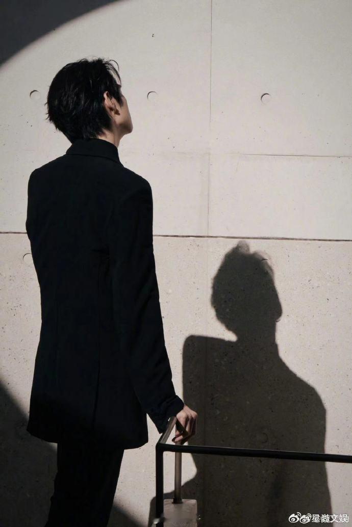 #魏大勋纯黑look正背面# 魏大勋的纯黑造型，正面英俊潇洒，背面时尚有型，低调