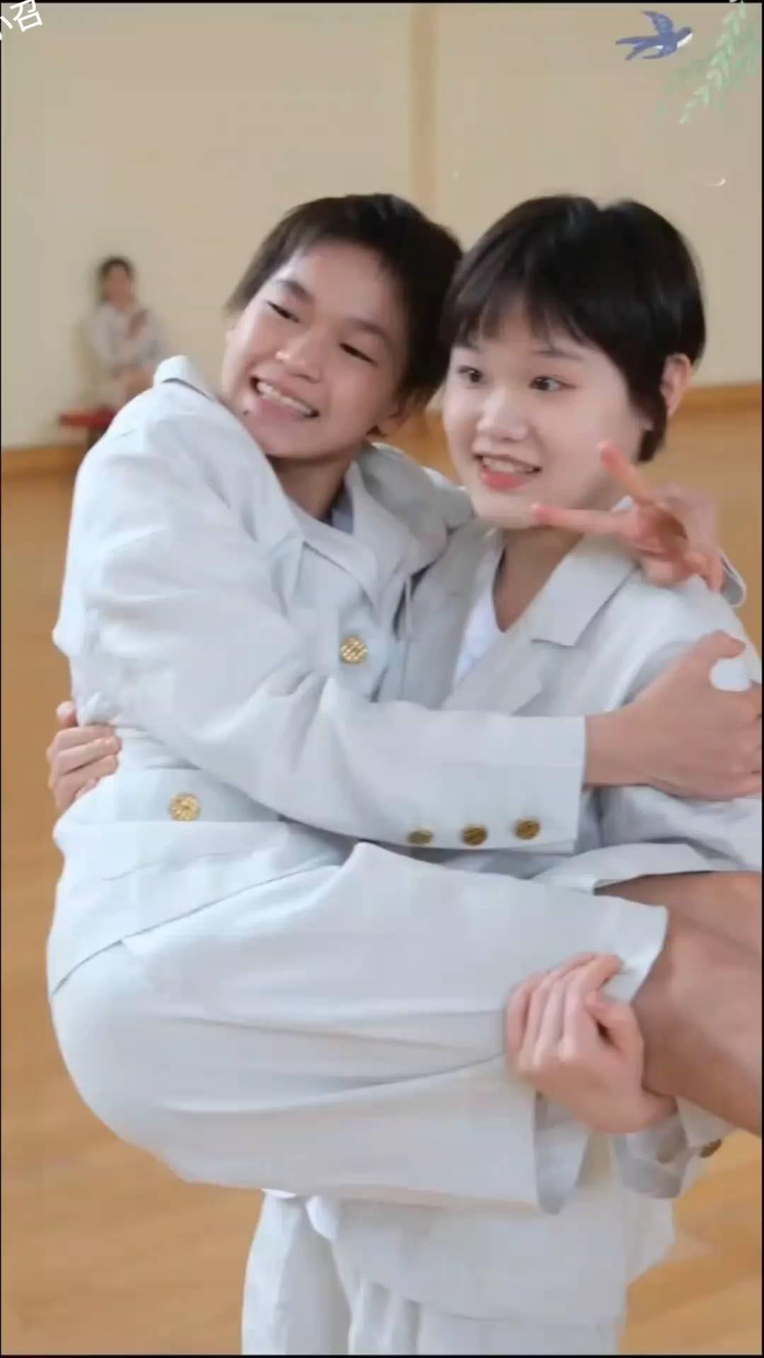 奔波半生从未得闲。若有人问我这些年苦不苦，我怕我强忍的泪会止不住。这一生拿时间换