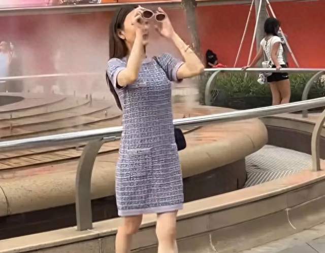 方媛“单飞”游乐园！踩高跟鞋穿小香风打卡环球影城 同行不见三娃