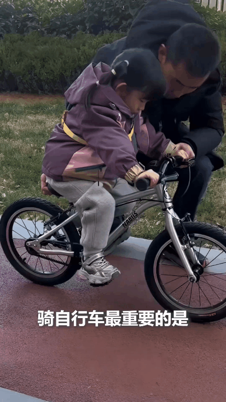 男子教女儿学自行车：做好准备后，缓缓蹲下身子，一脸耐心地告诉女儿：宝贝呀，骑车其
