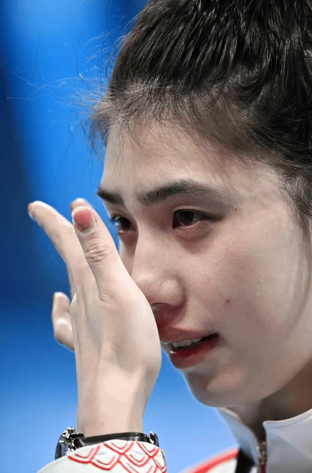 昨晚的亚运会女子 100 米蝶泳决赛，余依婷只比张雨霏快 0.03 秒拿下金牌，