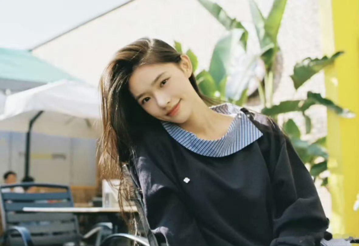 林允你在你美丽的脸上做什么林允这波是无效化妆吧！妆前素颜能打，妆后美得没差，这天