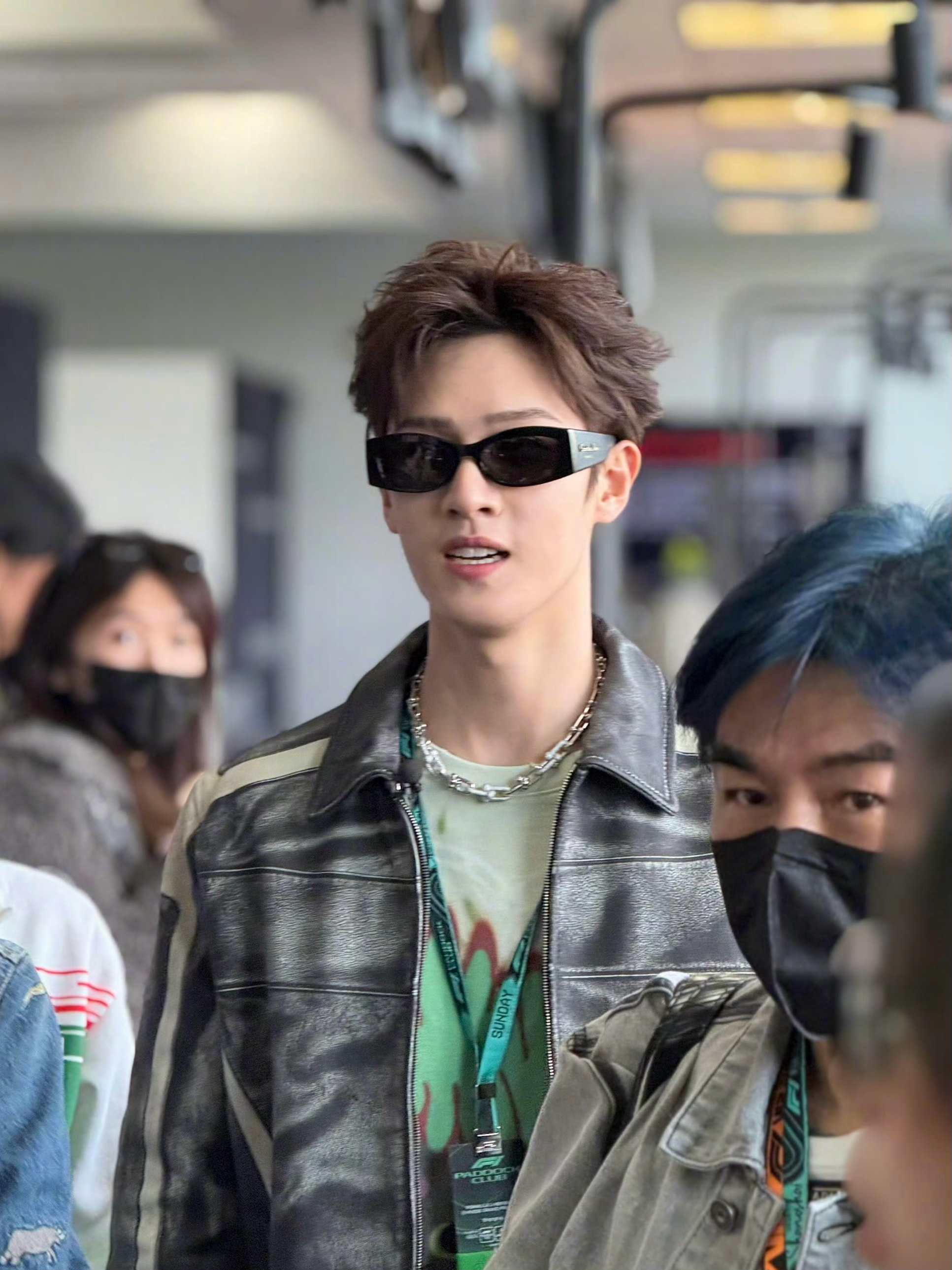 李昀锐F1赛车服造型李昀锐上海f1路透🈶一股子潮男味儿帅哥你很机车诶