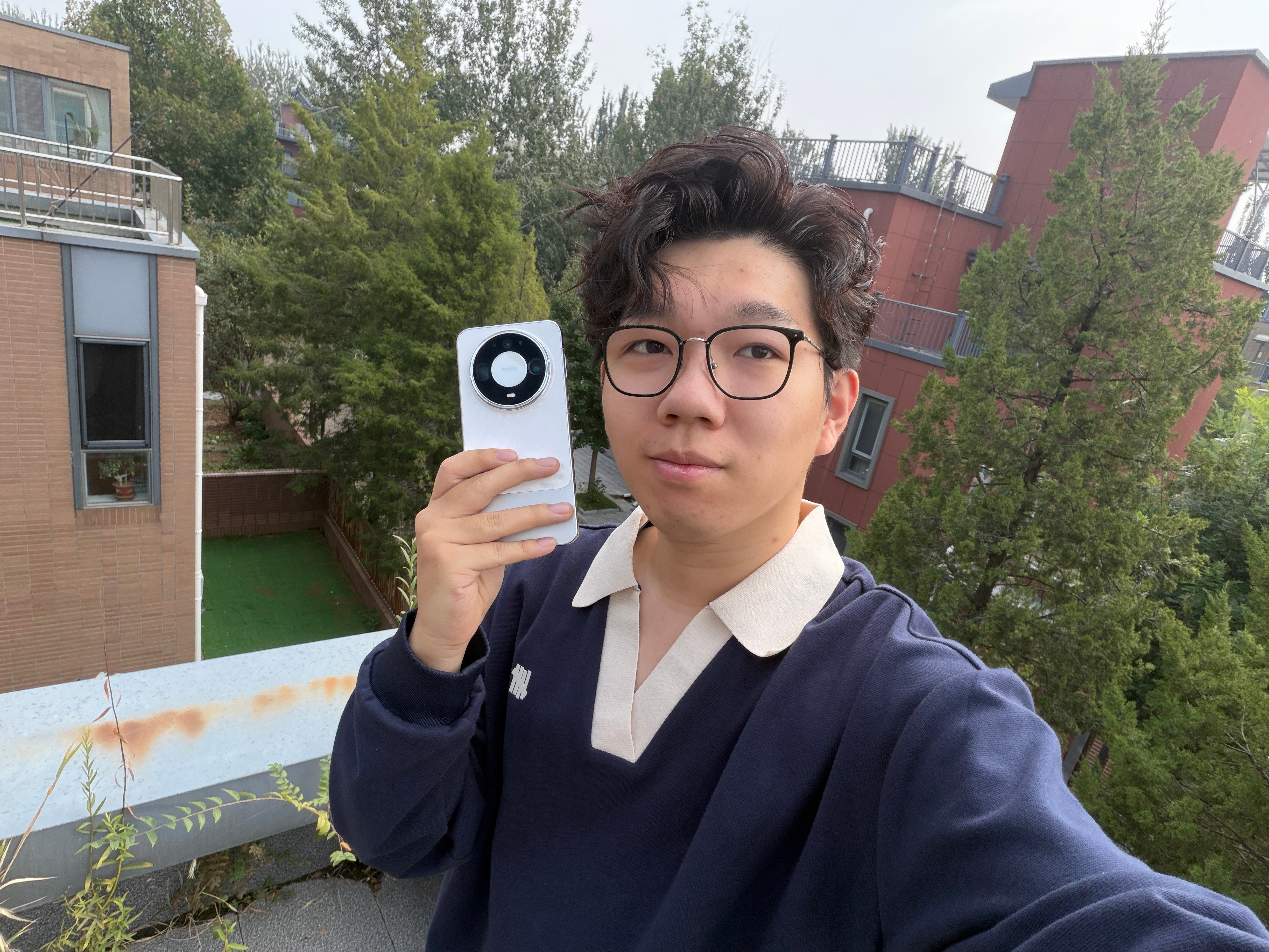 抱歉，刚在用华为Mate90 Pro Max接电话，请问有什么事么？[doge]