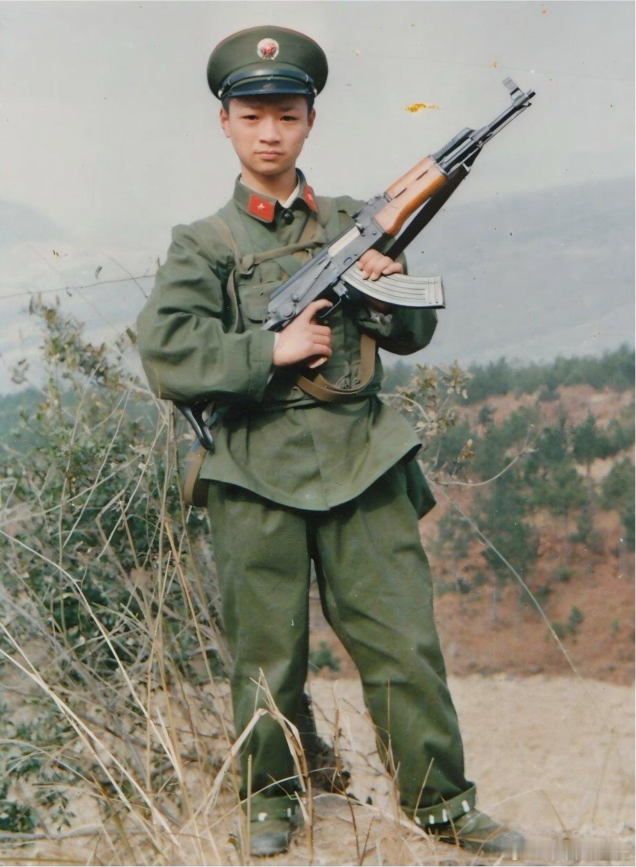 1986年，中国。一名解放军陆军士兵手持一挺铣削机匣的56-1式冲锋枪。热点观点